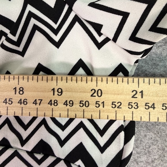 Womens Black White Zig Zag Chevron Ruffle Neck Short Sleeve Dress XL Y2K - Picture 8 of 8